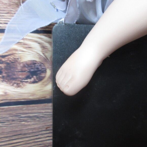 Duck House Heirloom Sitting 14" Desdemona Sitting Doll - Picture 5 of 12